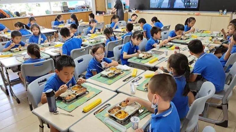 拒绝学生带牛奶进入 这学校咋想的